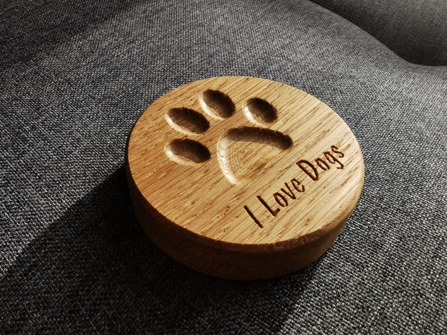 Drewniany otwieracz z magnesem z napisem 'I Love Dogs'.