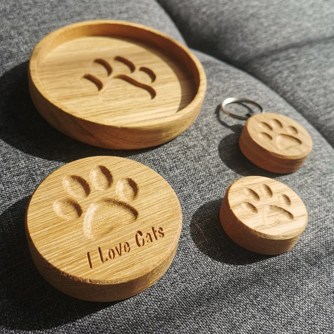 Drewniany otwieracz z magnesem i wzorem łapki.