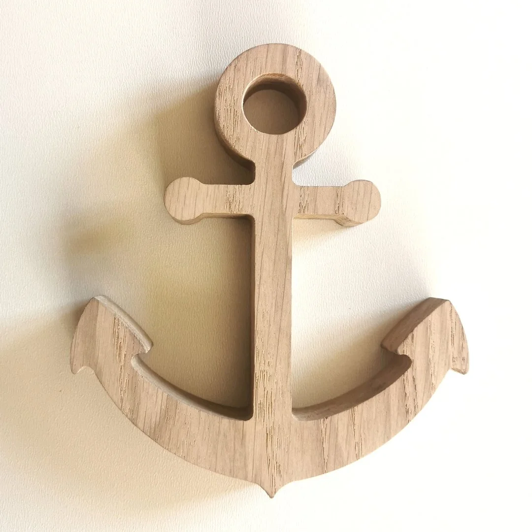 Drewniana dekoracja w kształcie kotwicy na białym tle