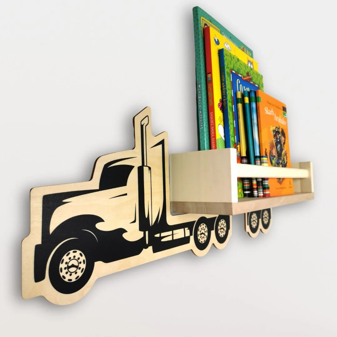 Półka ścienna w kształcie ciężarówki z książkami i kredkami.