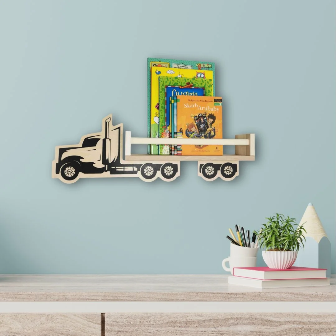 Półka na książki w kształcie ciężarówki na ścianie w pokoju dziecięcym.