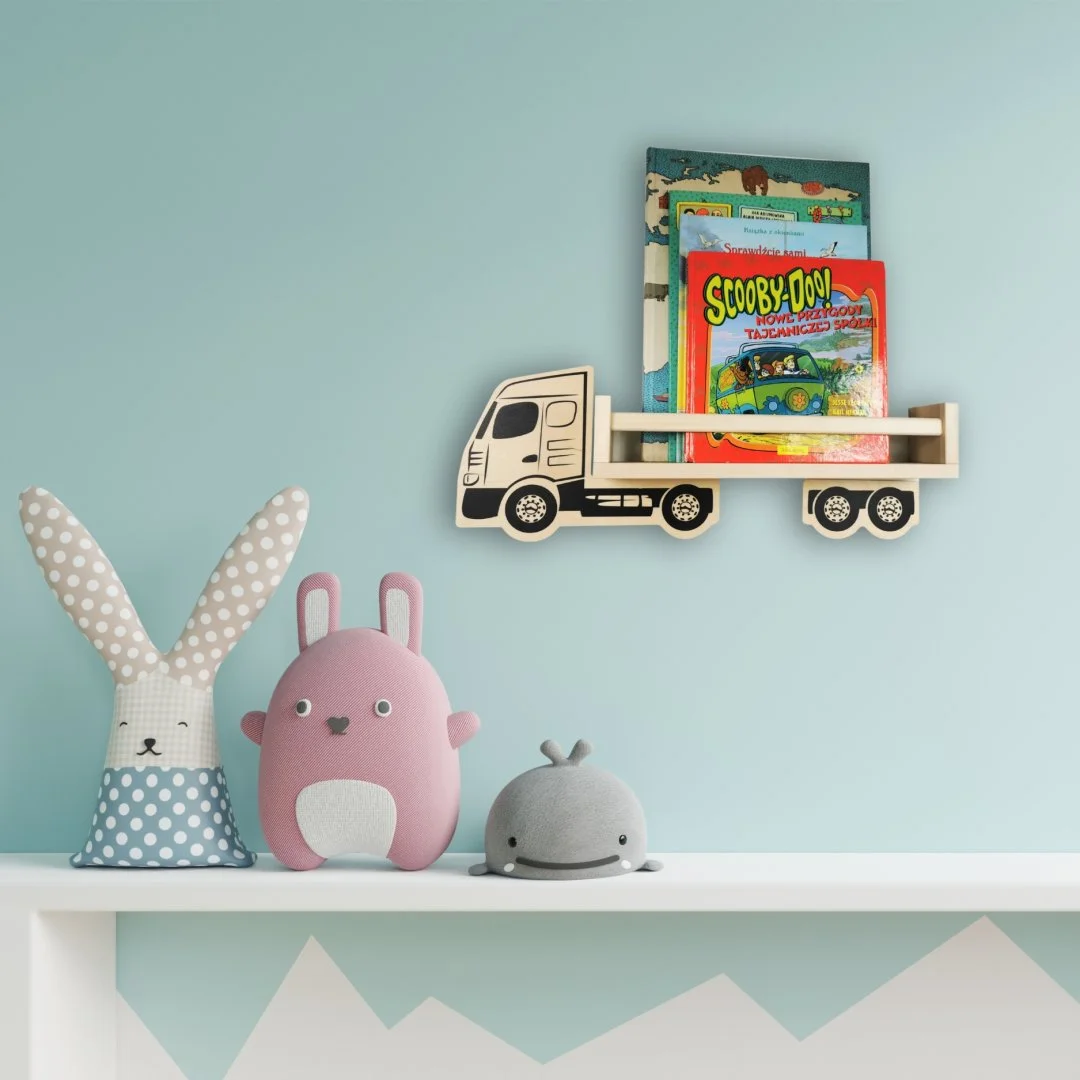 Pokój dziecięcy z półką na książki w kształcie ciężarówki.