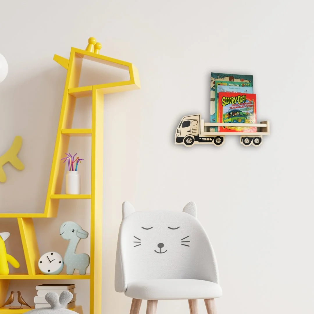 Żółta półka w kształcie żyrafy i półka na książki w kształcie ciężarówki.