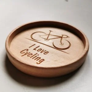 Drewniana podstawka z wygrawerowanym rowerem i napisem I Love Cycling.