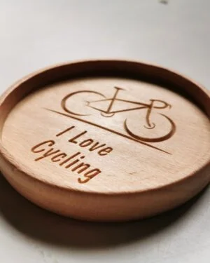 Drewniana podstawka z wygrawerowanym rowerem i napisem I Love Cycling.