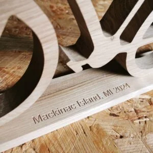 Drewniana rzeźba z grawerem Mackinac Island, MI 2024.