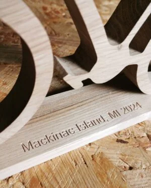 Drewniana rzeźba z grawerem Mackinac Island, MI 2024.
