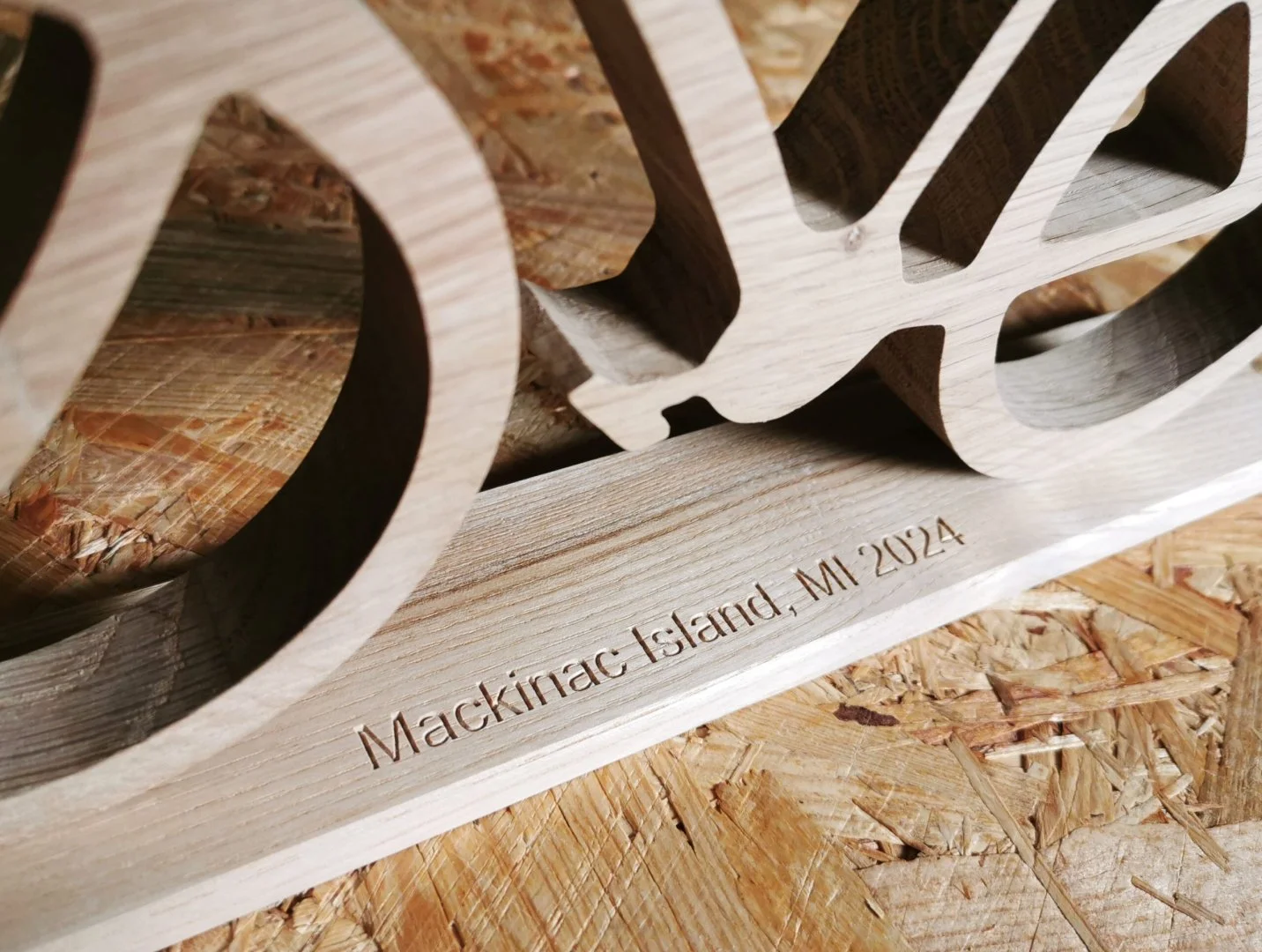 Drewniana rzeźba z grawerem Mackinac Island, MI 2024.