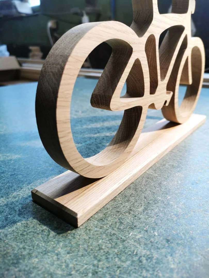 Drewniana figurka roweru na podstawce.