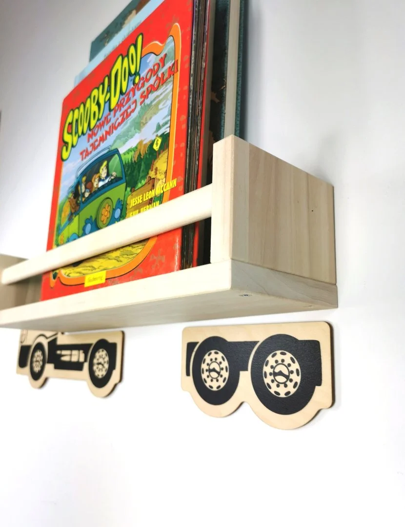 Wiszaca półka na książki z drewnianymi elementami i książkami dla dzieci.