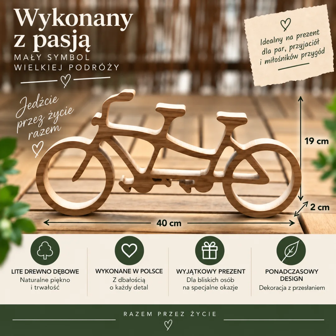 Drewniany rower tandem na stole, idealny na prezent.