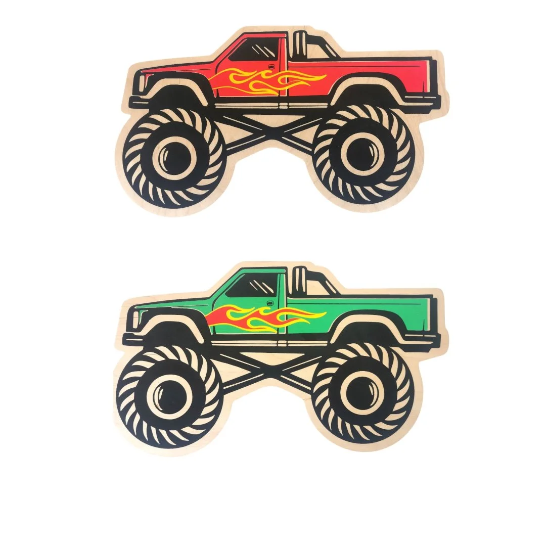 Dwa kolorowe rysunki monster trucków, czerwony i zielony.