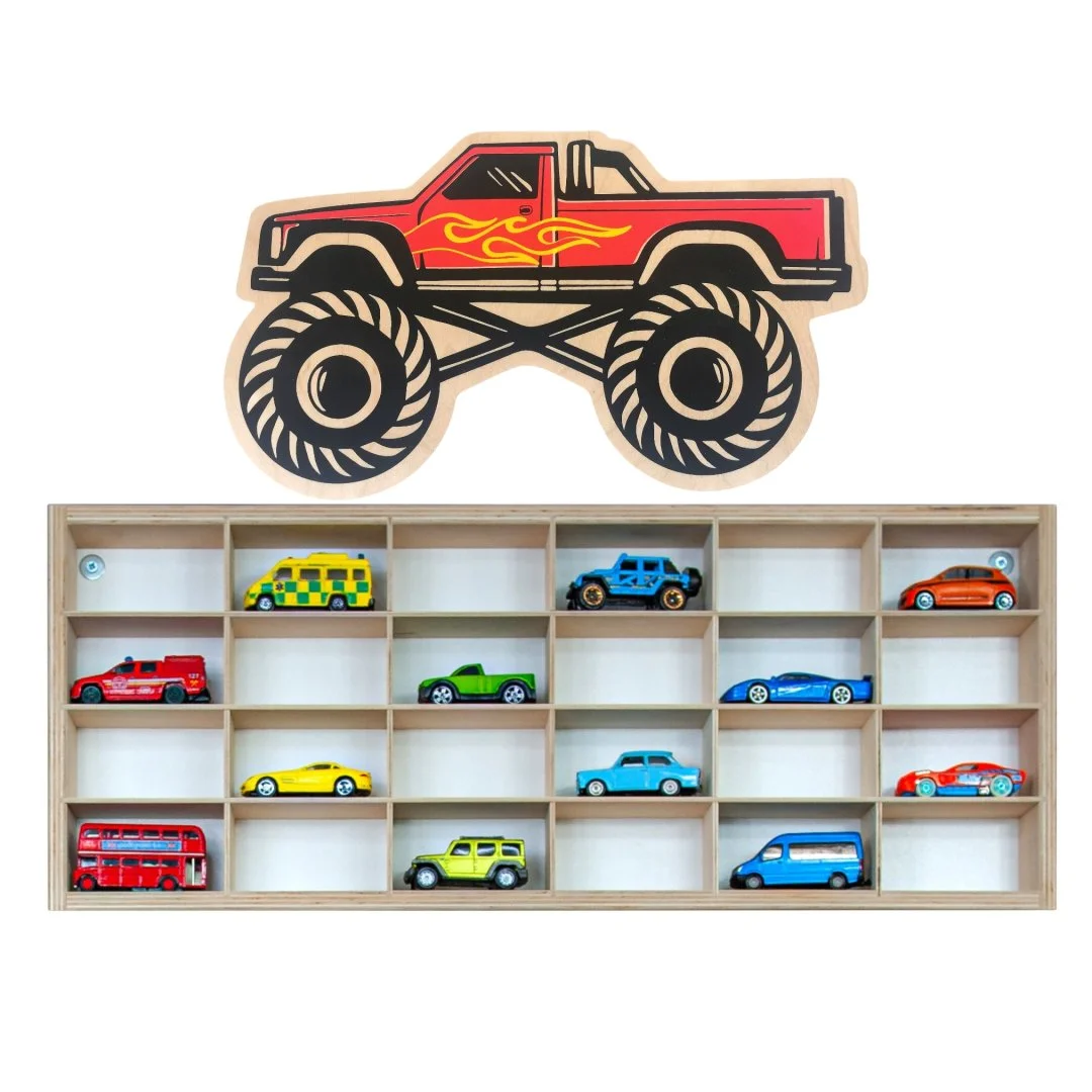 Drewniana półka na samochody z dekoracją monster trucka.